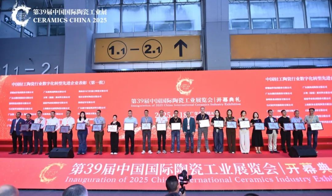 從三場行業(yè)盛會到四項(xiàng)權(quán)威大獎(jiǎng)，大將軍瓷磚如何用“長期主義”贏得市場？(圖6)