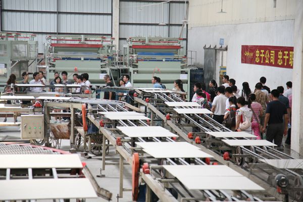 全國(guó)經(jīng)銷(xiāo)商參觀將軍企業(yè)生廠車(chē)間
(圖1)