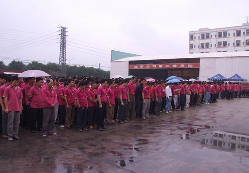 將軍企業(yè)，雨中為四川地震災(zāi)區(qū)捐款
(圖1)
