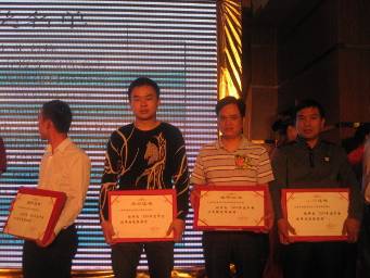 2011年度中國優(yōu)秀陶瓷經(jīng)銷商頒獎典禮，大將軍載譽而歸！
(圖8)